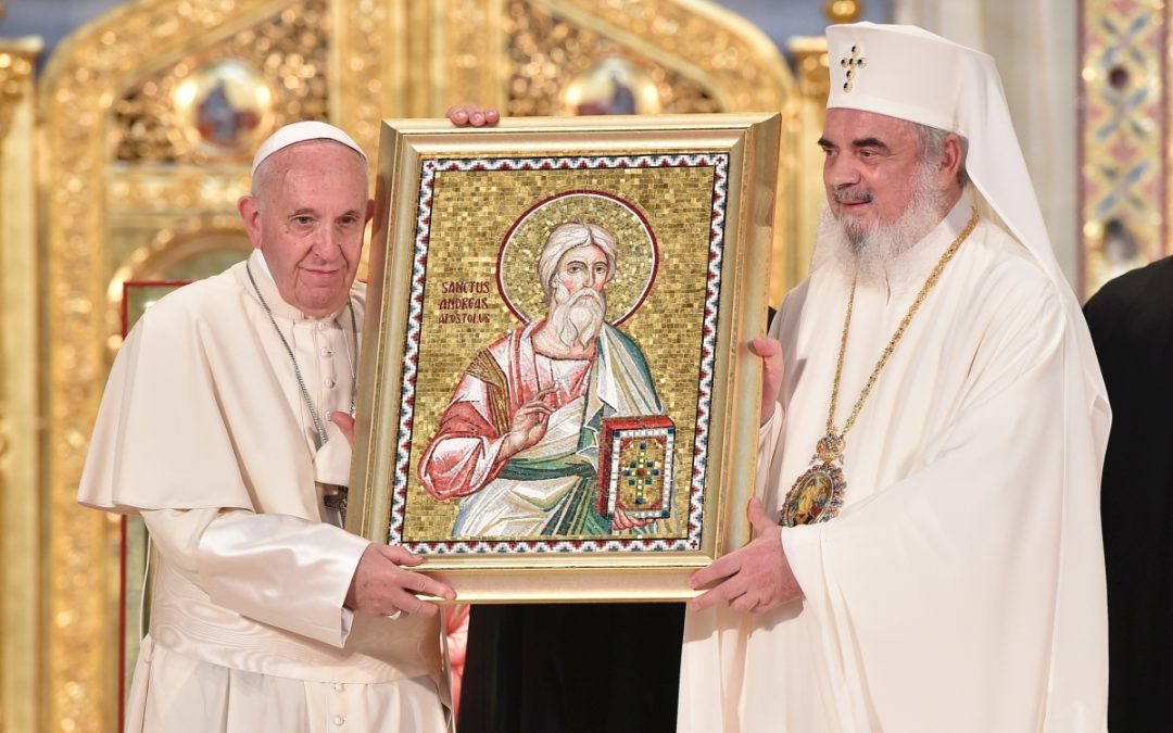 Papa Francesco in visita ai mosaici di Bucarest